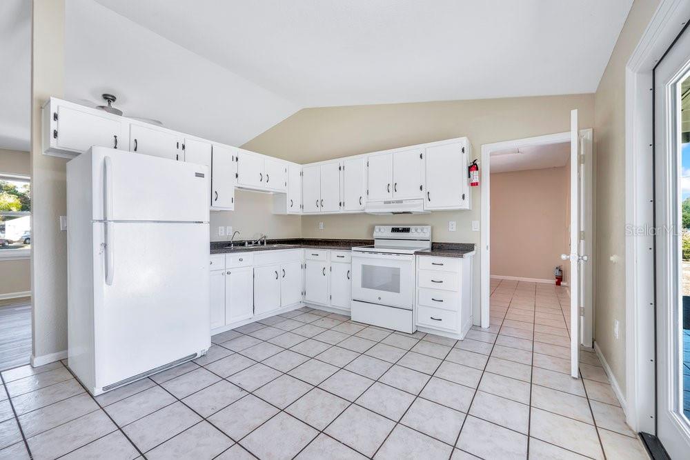 3808 Country Loop West Lakeland, FL 33811 - Photo 7 of 34
