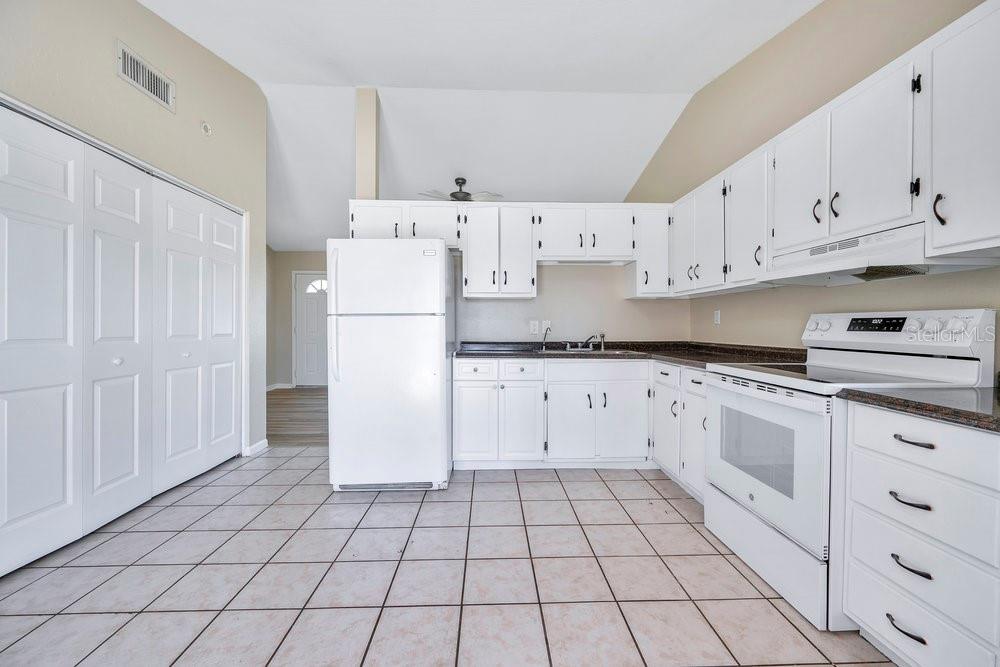 3808 Country Loop West Lakeland, FL 33811 - Photo 8 of 34