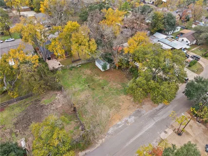 a view of a yard with plants