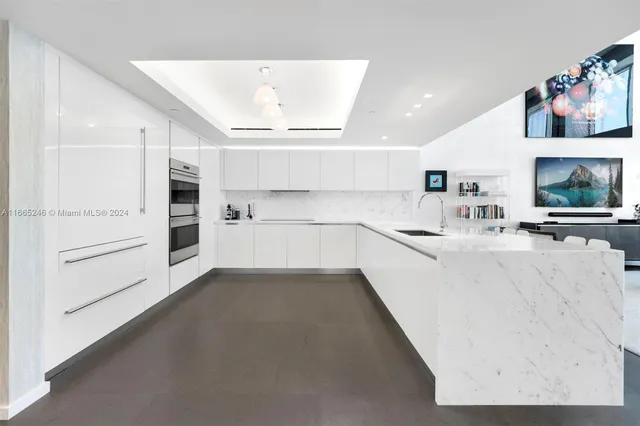 $8,490,000 | 10 Venetian Way, Unit PH2/3, Miami Beach, FL 33139
