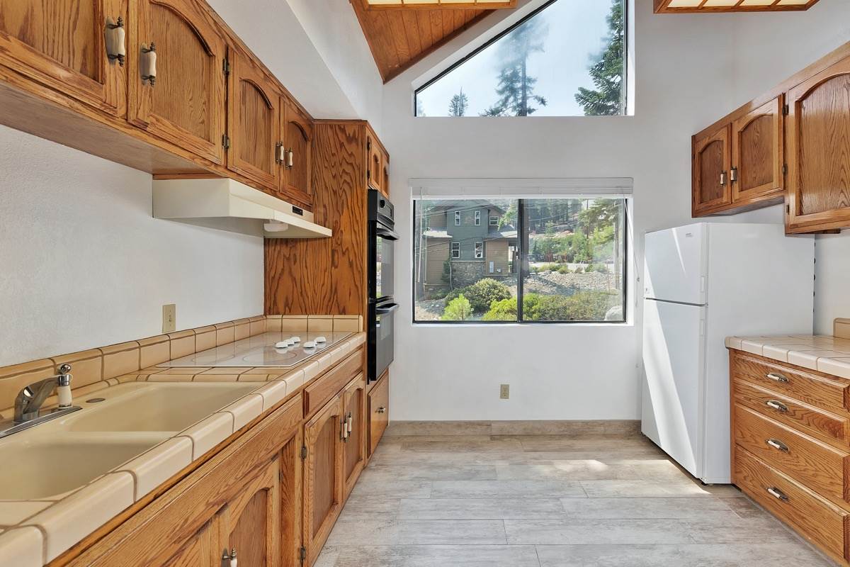 250 Davison Road Mammoth Lakes, CA 93546 - Photo 8 of 30 a kitchen with a sink stove and cabinets