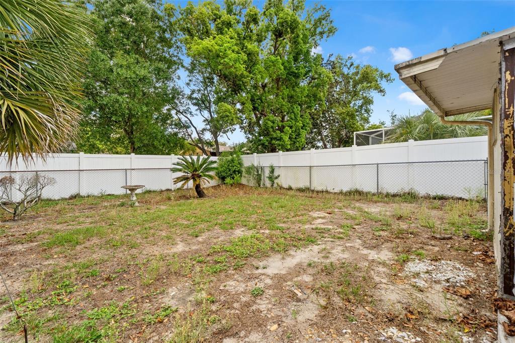 9658 Bayside Court Spring Hill, FL 34608 - Photo 7 of 34 a backyard of a house