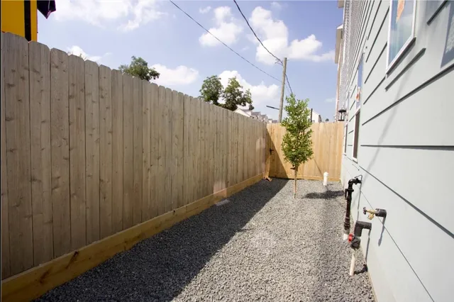 a view of a pathway with a white house