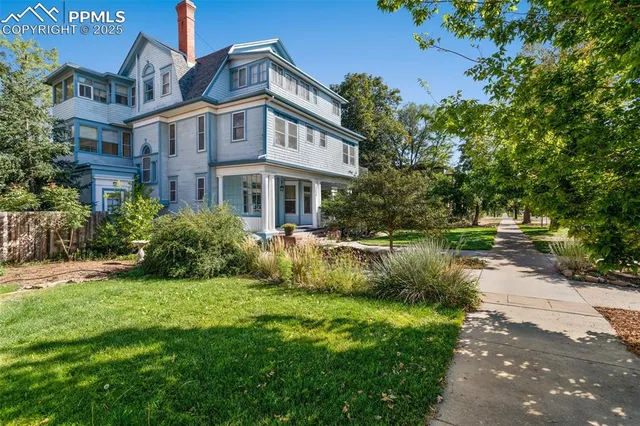 a view of a house with a yard