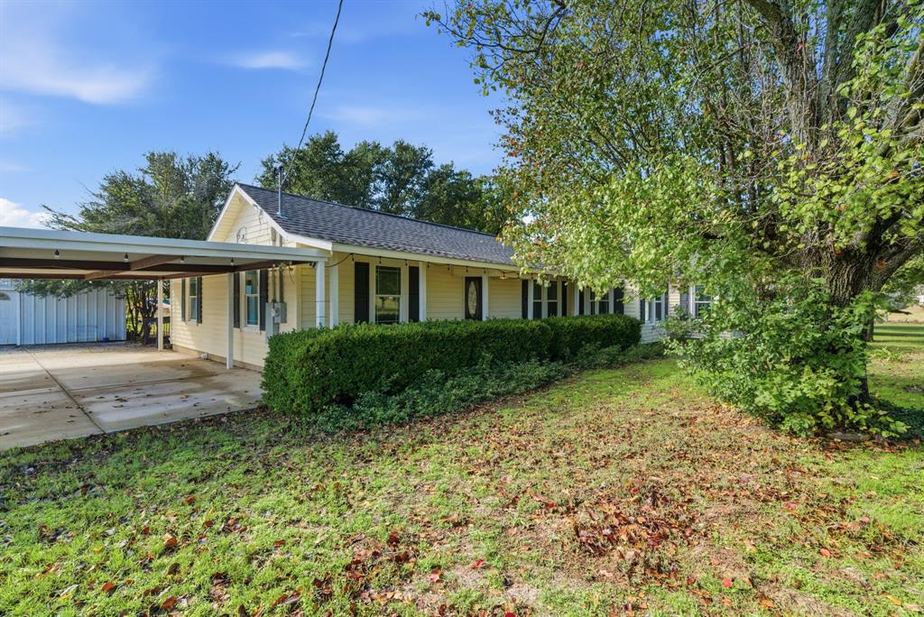 3420 Springfield Road Springtown, TX 76082 - Photo 3 of 38