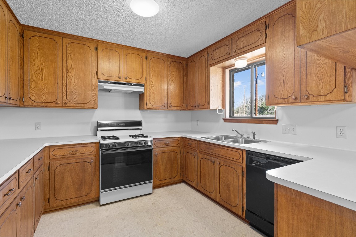 914 Victoria Street Taylor, TX 76574 - Photo 11 of 31