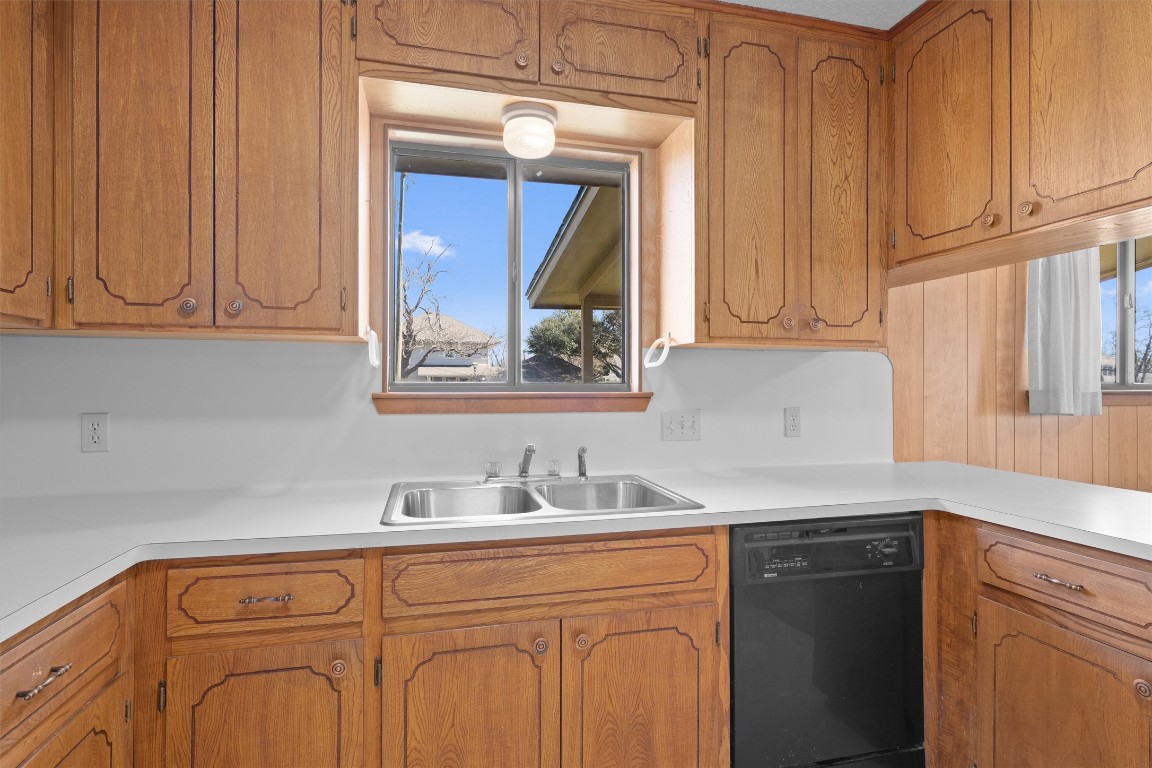 914 Victoria Street Taylor, TX 76574 - Photo 13 of 31