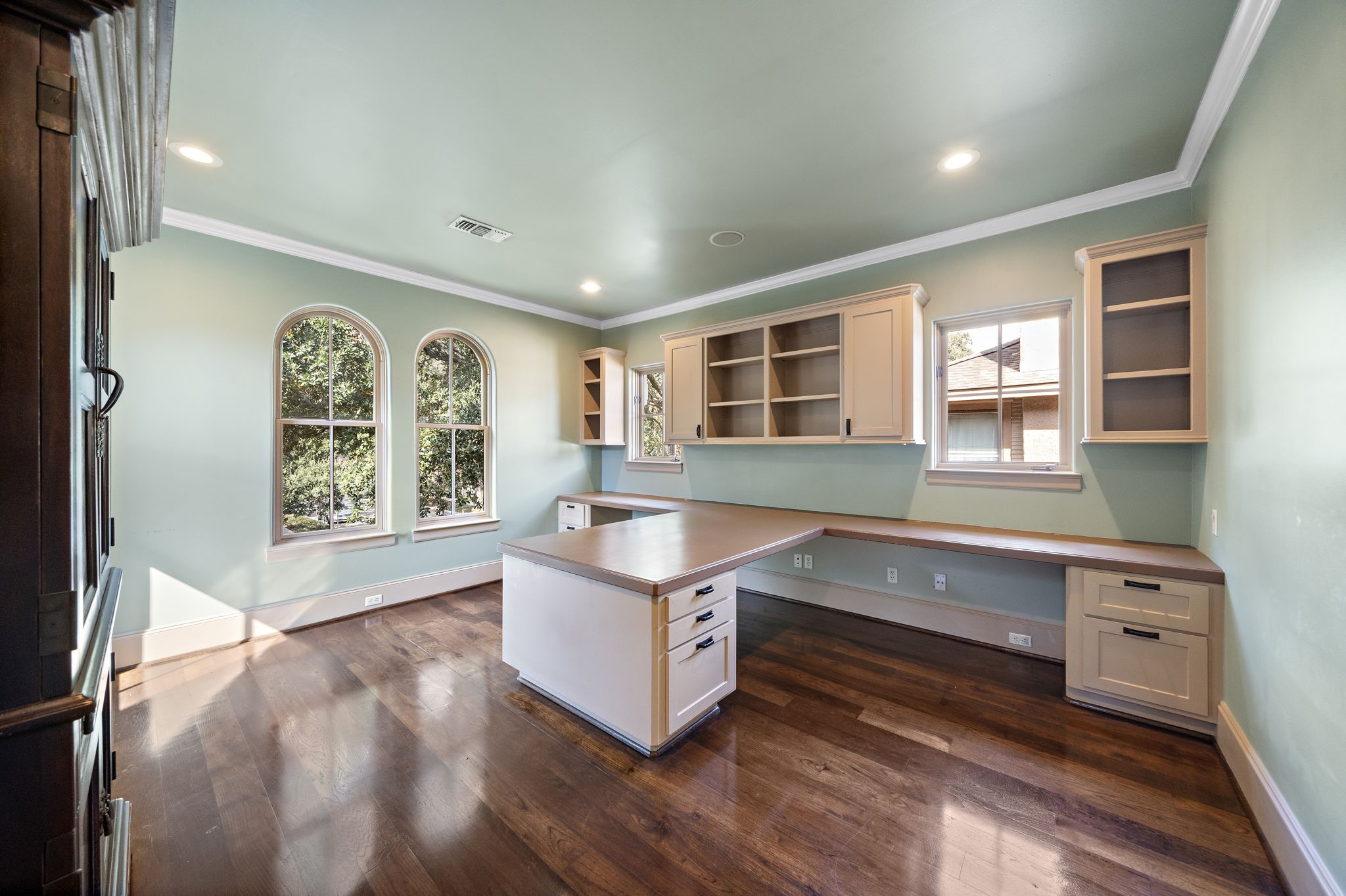 3603 Audubon Place Houston, TX 77006 - Photo 25 of 29 a living room with stainless steel appliances granite countertop a stove and a window