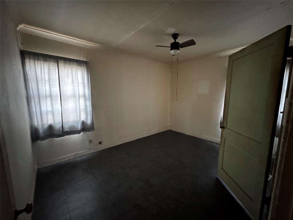 540 Dunbar Avenue Waco, TX 76704 - Photo 12 of 24 an empty room with a window