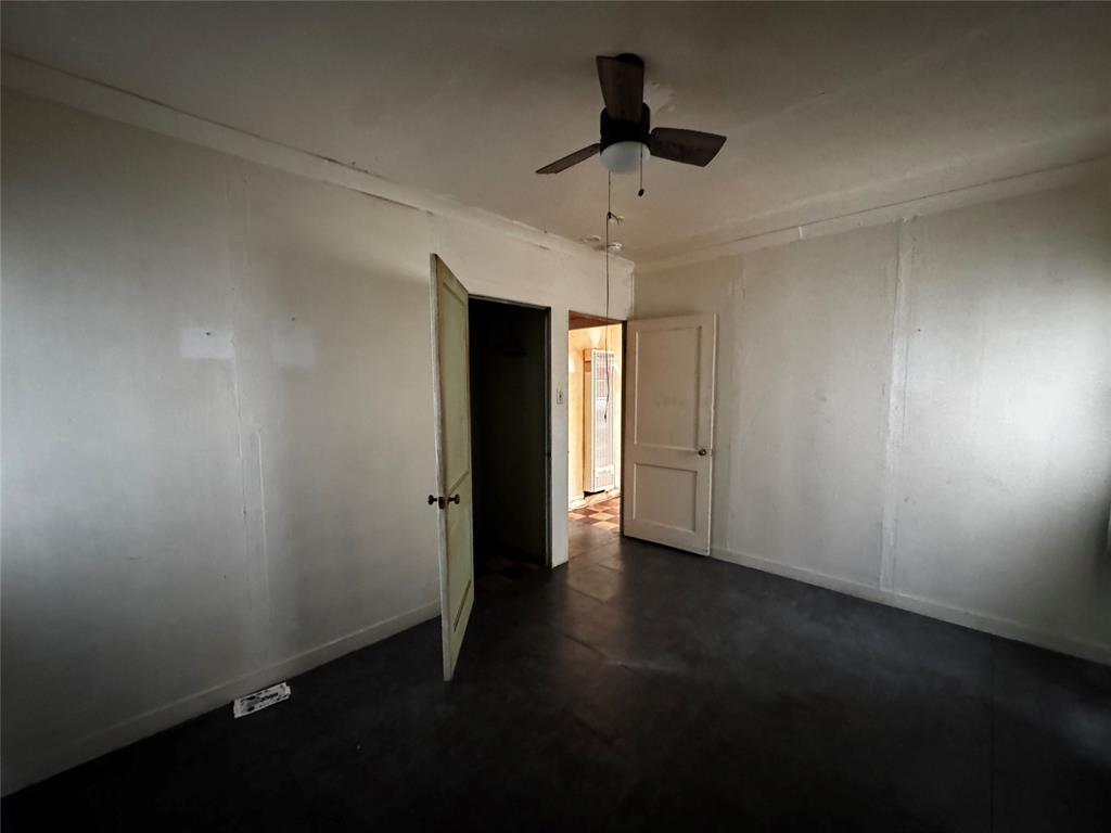 540 Dunbar Avenue Waco, TX 76704 - Photo 14 of 24 an empty room with a ceiling fan and a window