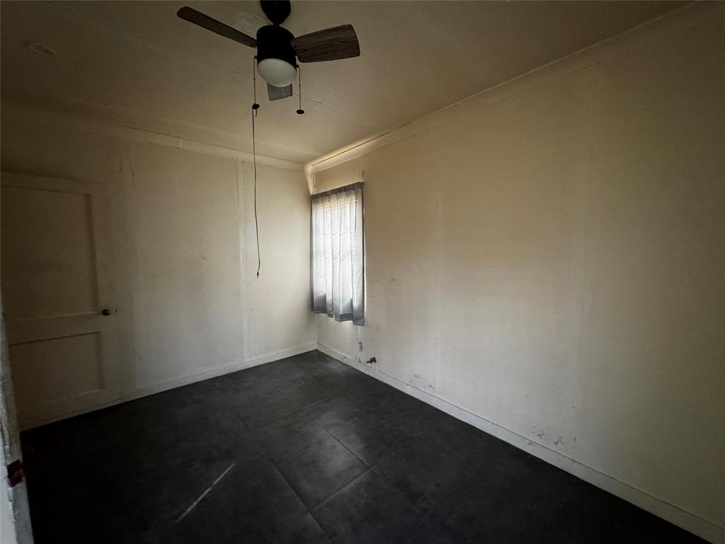 540 Dunbar Avenue Waco, TX 76704 - Photo 15 of 24 an empty room with a ceiling fan and a window