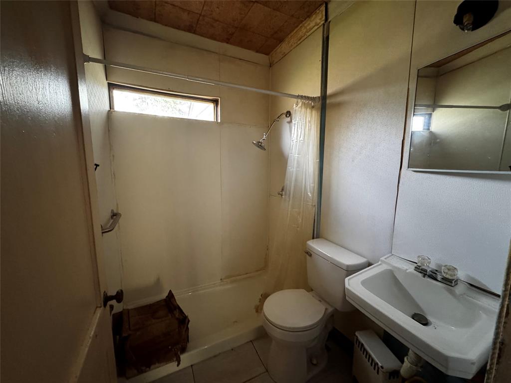 540 Dunbar Avenue Waco, TX 76704 - Photo 16 of 24 a bathroom with a sink toilet and shower