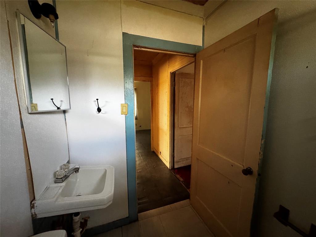 540 Dunbar Avenue Waco, TX 76704 - Photo 17 of 24 a bathroom with a sink and mirror