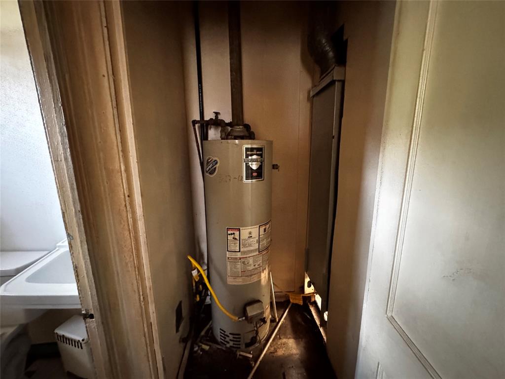 540 Dunbar Avenue Waco, TX 76704 - Photo 20 of 24 a view of closet