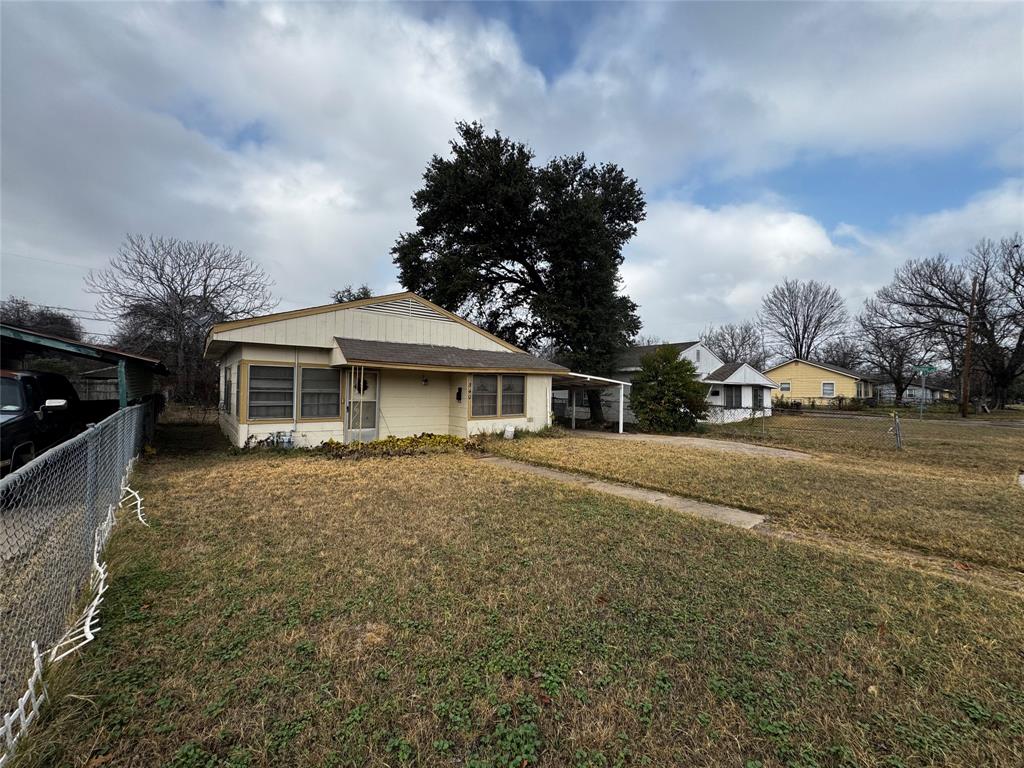 540 Dunbar Avenue Waco, TX 76704 - Photo 2 of 24 a front view of a house with a garden