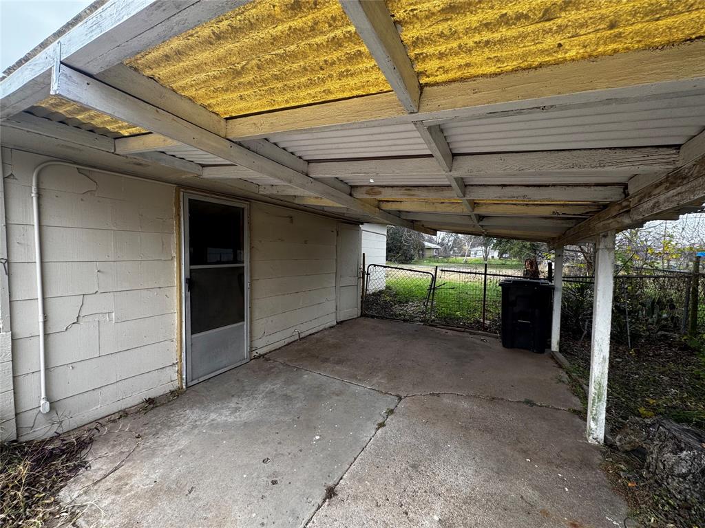 540 Dunbar Avenue Waco, TX 76704 - Photo 4 of 24 a view of a garage