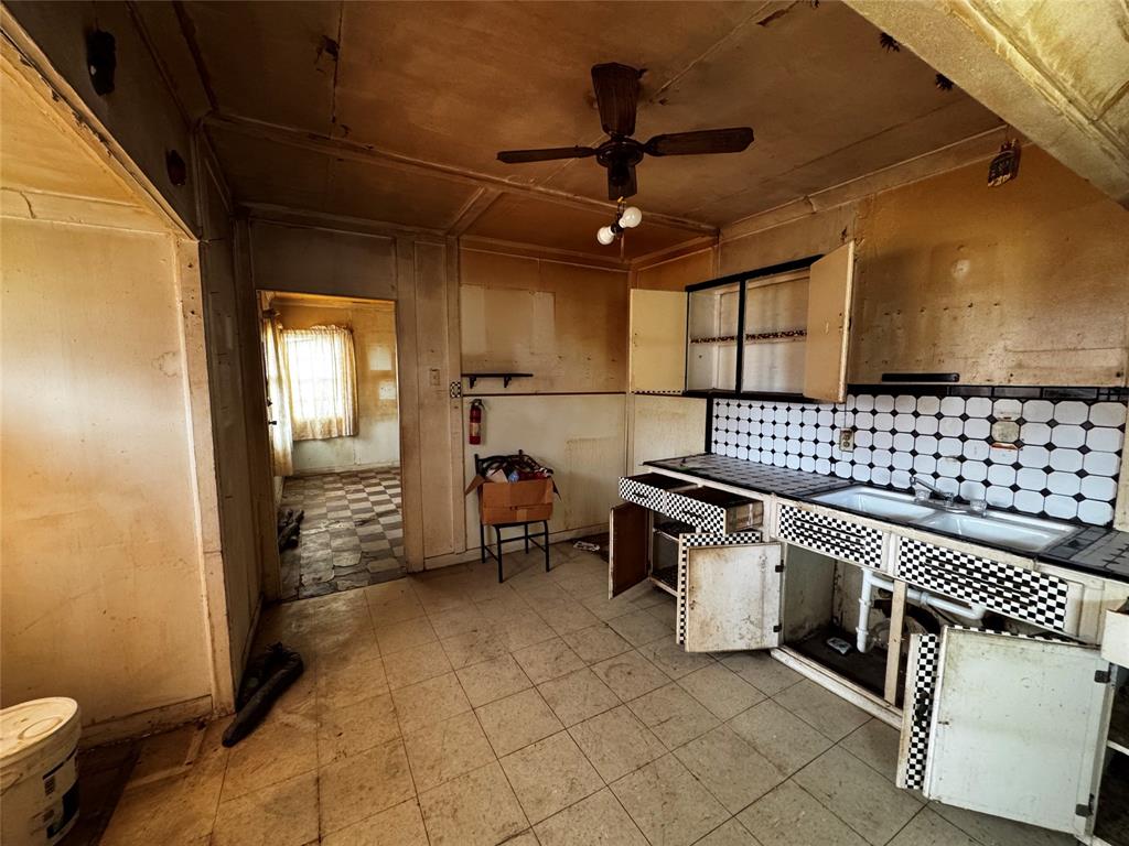 540 Dunbar Avenue Waco, TX 76704 - Photo 5 of 24 a kitchen with a stove and a sink