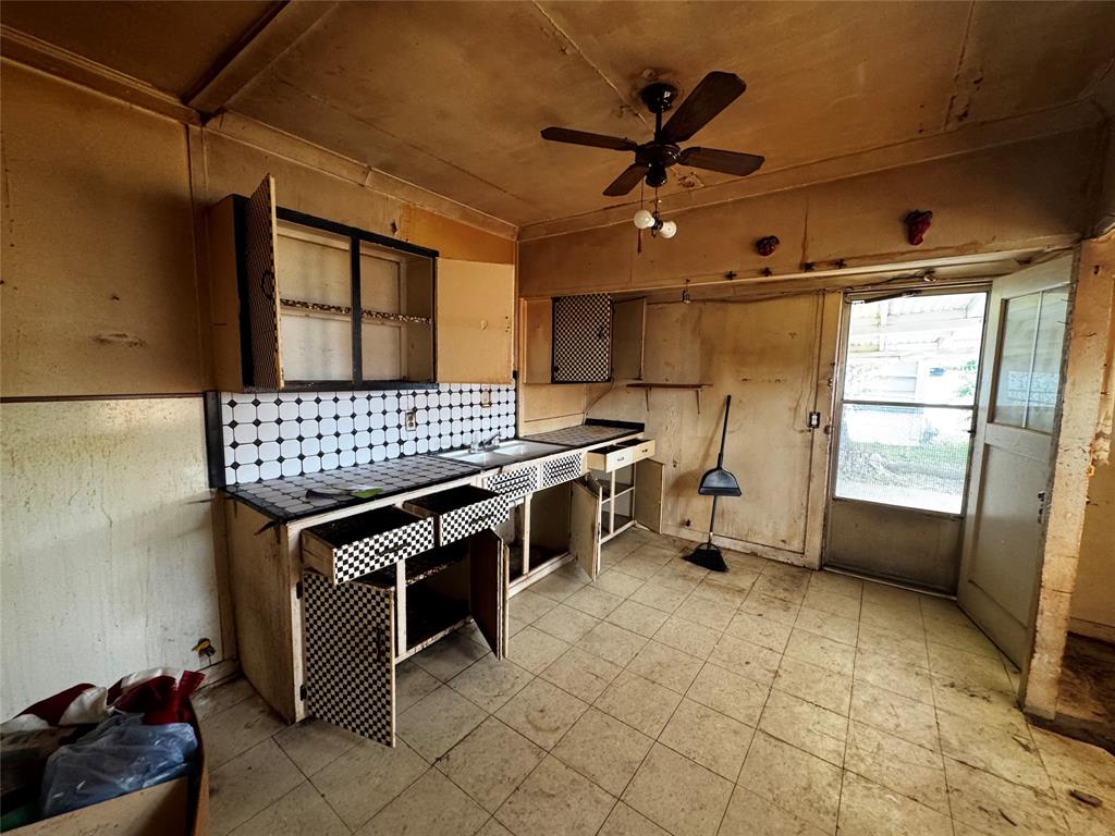 540 Dunbar Avenue Waco, TX 76704 - Photo 6 of 24 a view of kitchen with windows