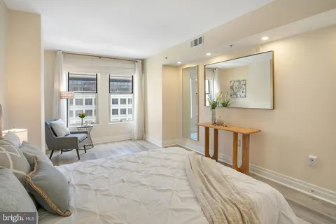$725,000 | 915 E Street Northwest, Unit 1105, Washington, DC 20004