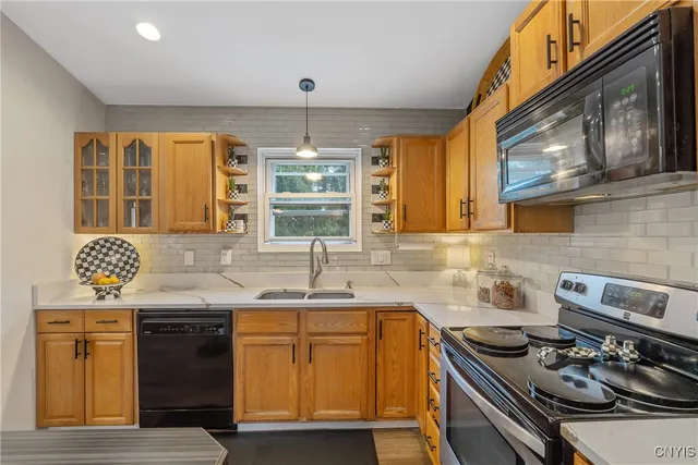 $349,900 | 209 Dolores Terrace South, Salina, NY 13212