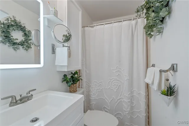 $349,900 | 209 Dolores Terrace South, Salina, NY 13212