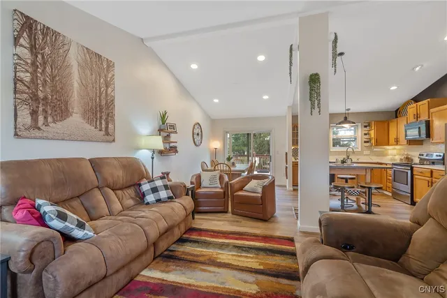 $349,900 | 209 Dolores Terrace South, Salina, NY 13212