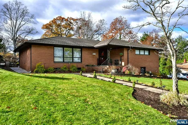 $899,900 | 7 Jefferson Place, Wayne, NJ 07470