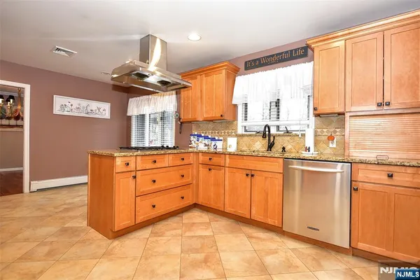 $899,900 | 7 Jefferson Place, Wayne, NJ 07470