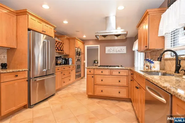 $899,900 | 7 Jefferson Place, Wayne, NJ 07470