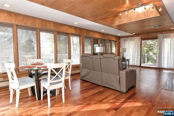 $899,900 | 7 Jefferson Place, Wayne, NJ 07470