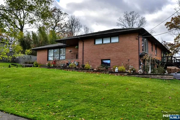 $899,900 | 7 Jefferson Place, Wayne, NJ 07470