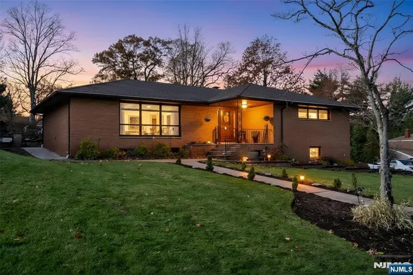 $899,900 | 7 Jefferson Place, Wayne, NJ 07470