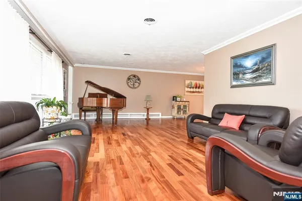 $899,900 | 7 Jefferson Place, Wayne, NJ 07470