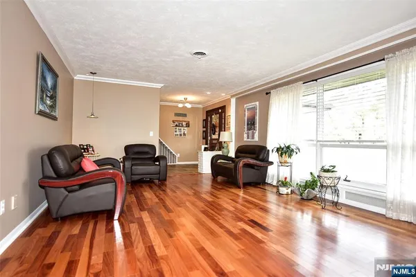 $899,900 | 7 Jefferson Place, Wayne, NJ 07470