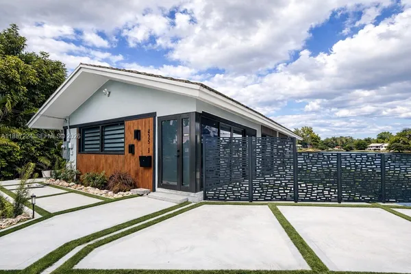 $5,900 | 425 Northeast 103rd Street, Unit 425, Miami Shores, FL 33138