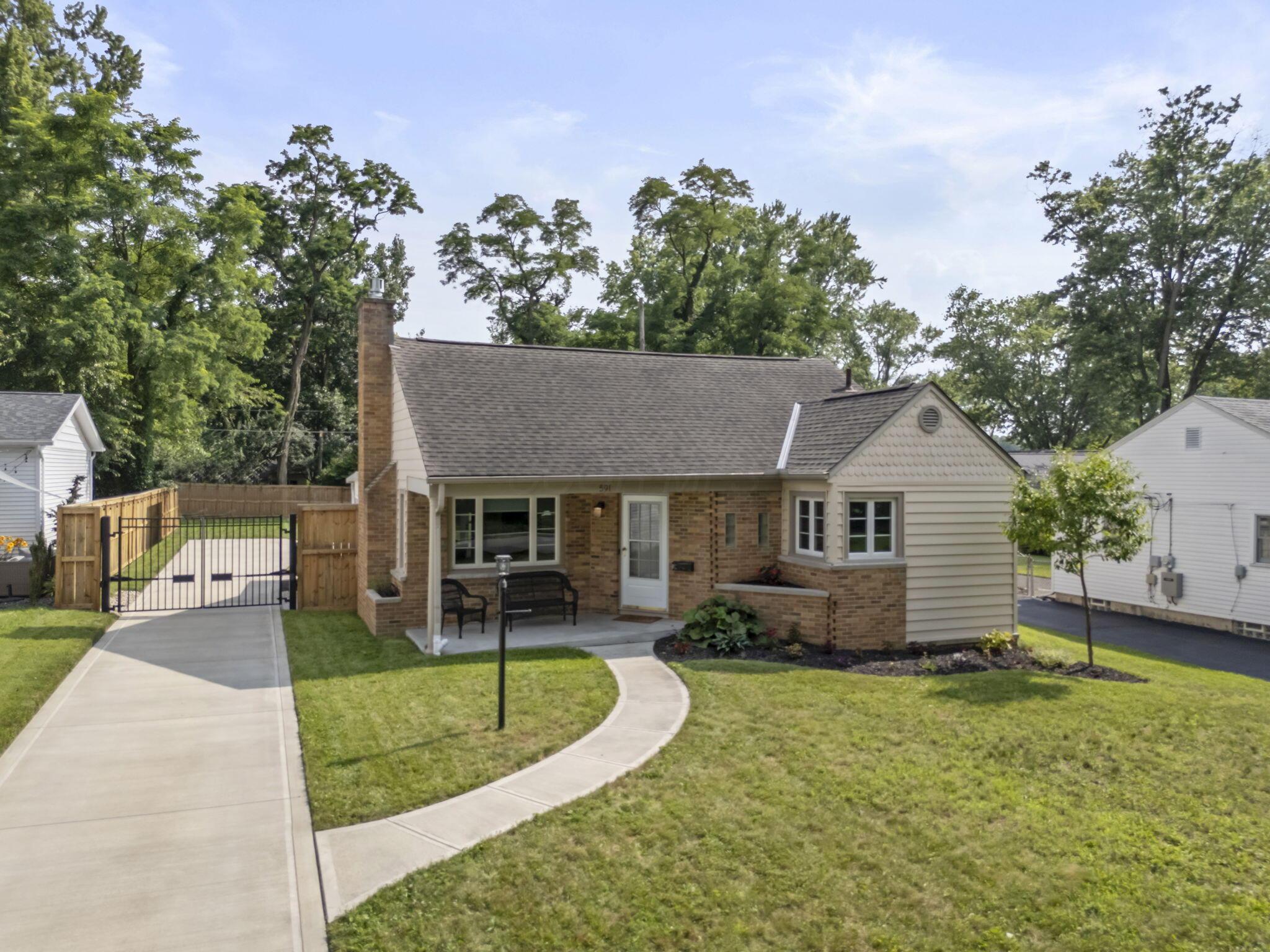 591 East Beaumont Road Columbus, OH 43214 - Photo 3 of 68 8-web-or-mls-DJI_20250715155346_0401_D
