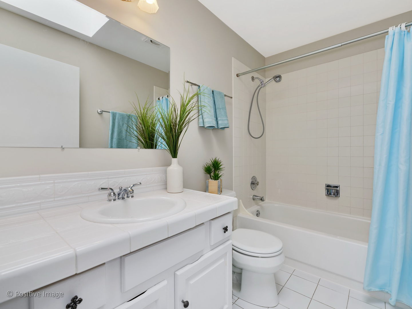 1920 North Mohawk Street, Unit 17 Chicago, IL 60614 - Photo 20 of 28 a bathroom with a sink a toilet and a bathtub