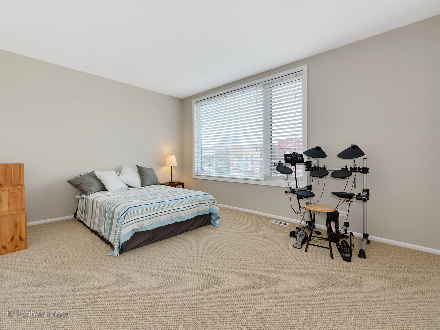 1920 North Mohawk Street, Unit 17 Chicago, IL 60614 - Photo 21 of 28 a bedroom with bed and a table chair