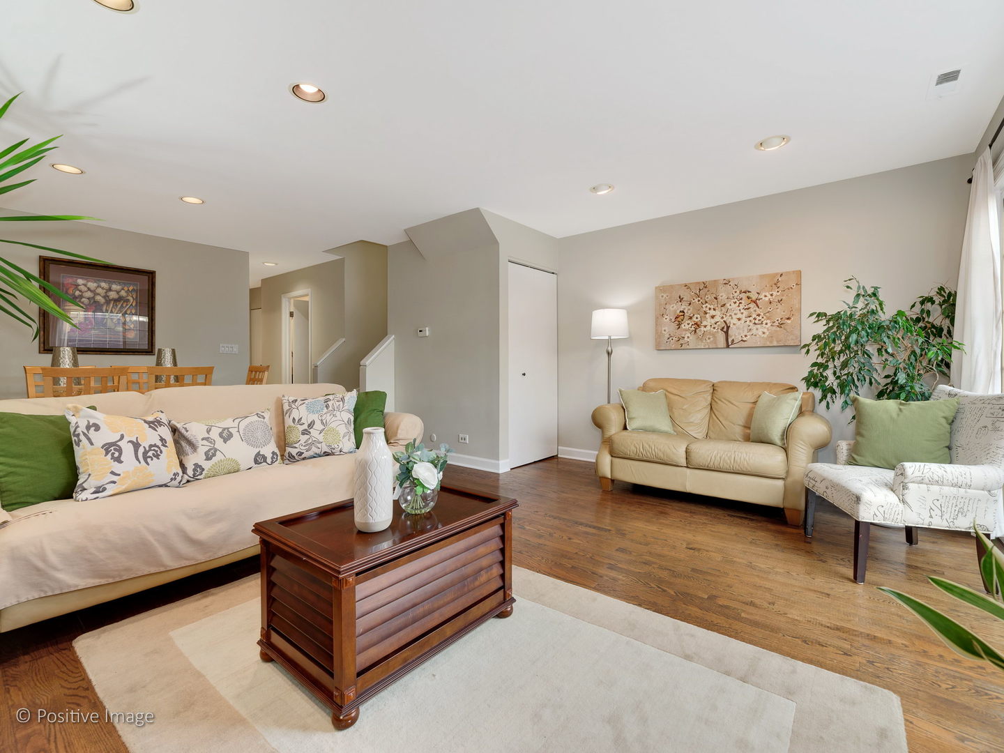 1920 North Mohawk Street, Unit 17 Chicago, IL 60614 - Photo 4 of 28 a living room with furniture and a couch