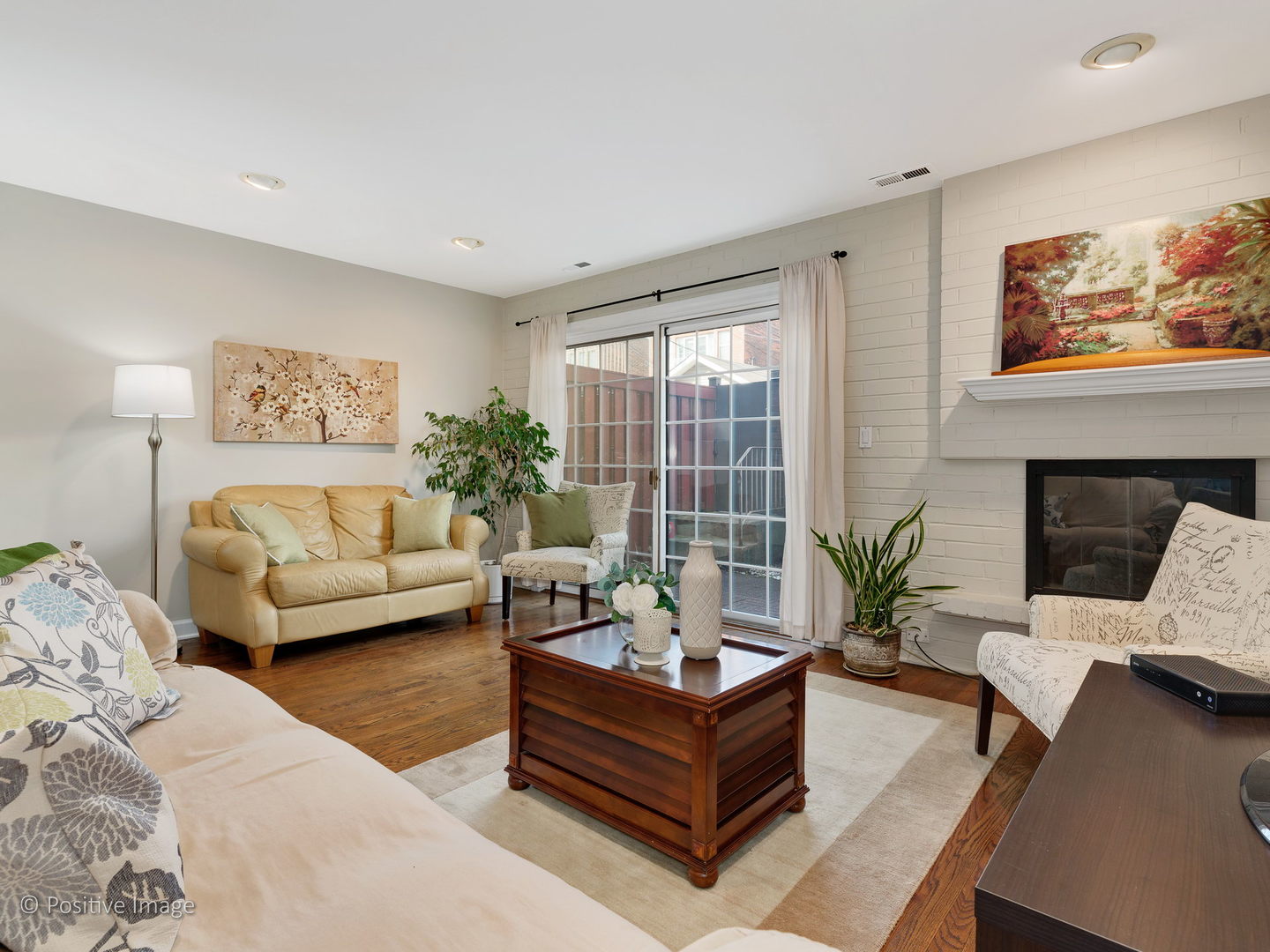 1920 North Mohawk Street, Unit 17 Chicago, IL 60614 - Photo 6 of 28 a living room with furniture and a potted plant