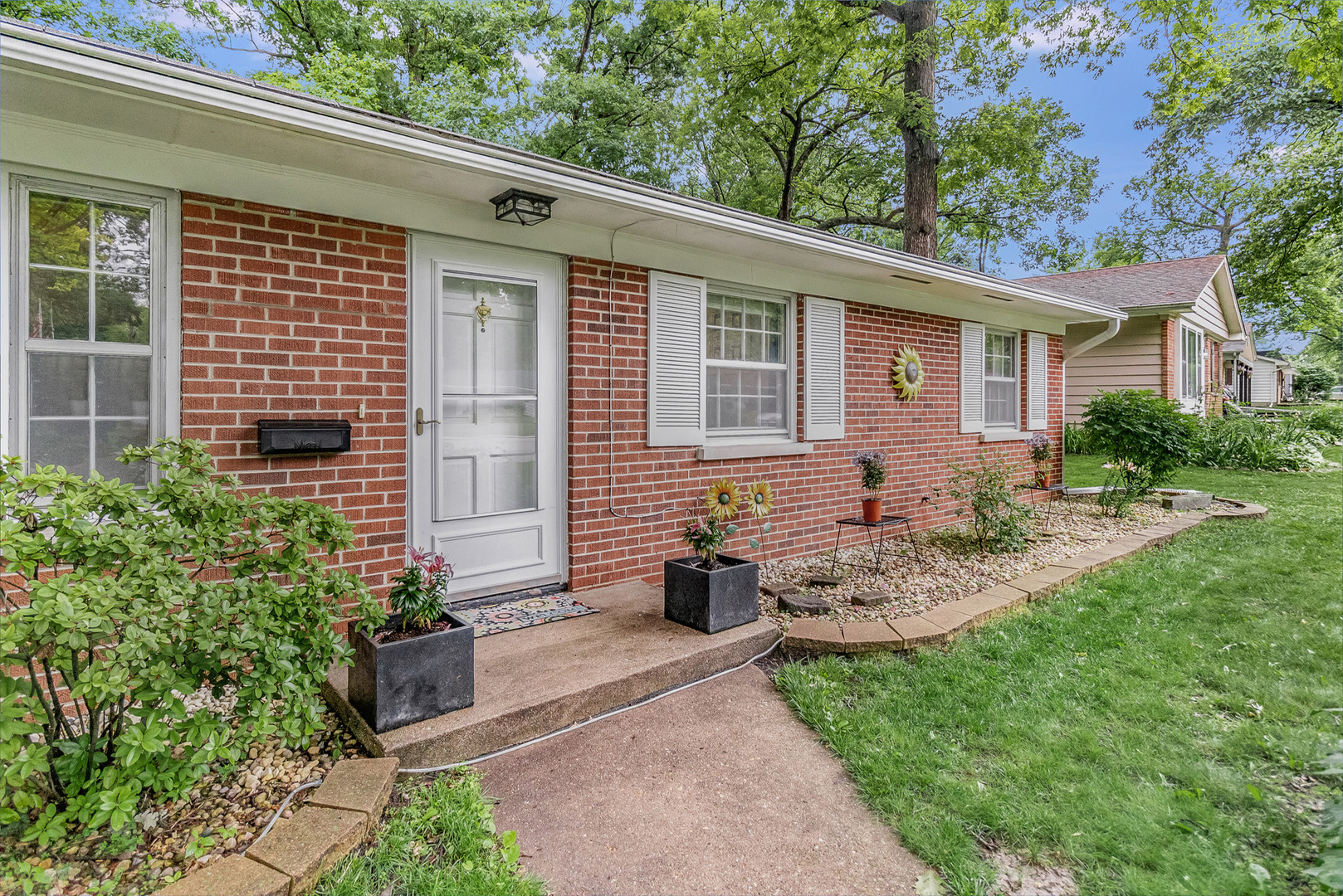 48 Briarcliff Road Montgomery, IL 60538 - Photo 3 of 29 a front view of a house with garden