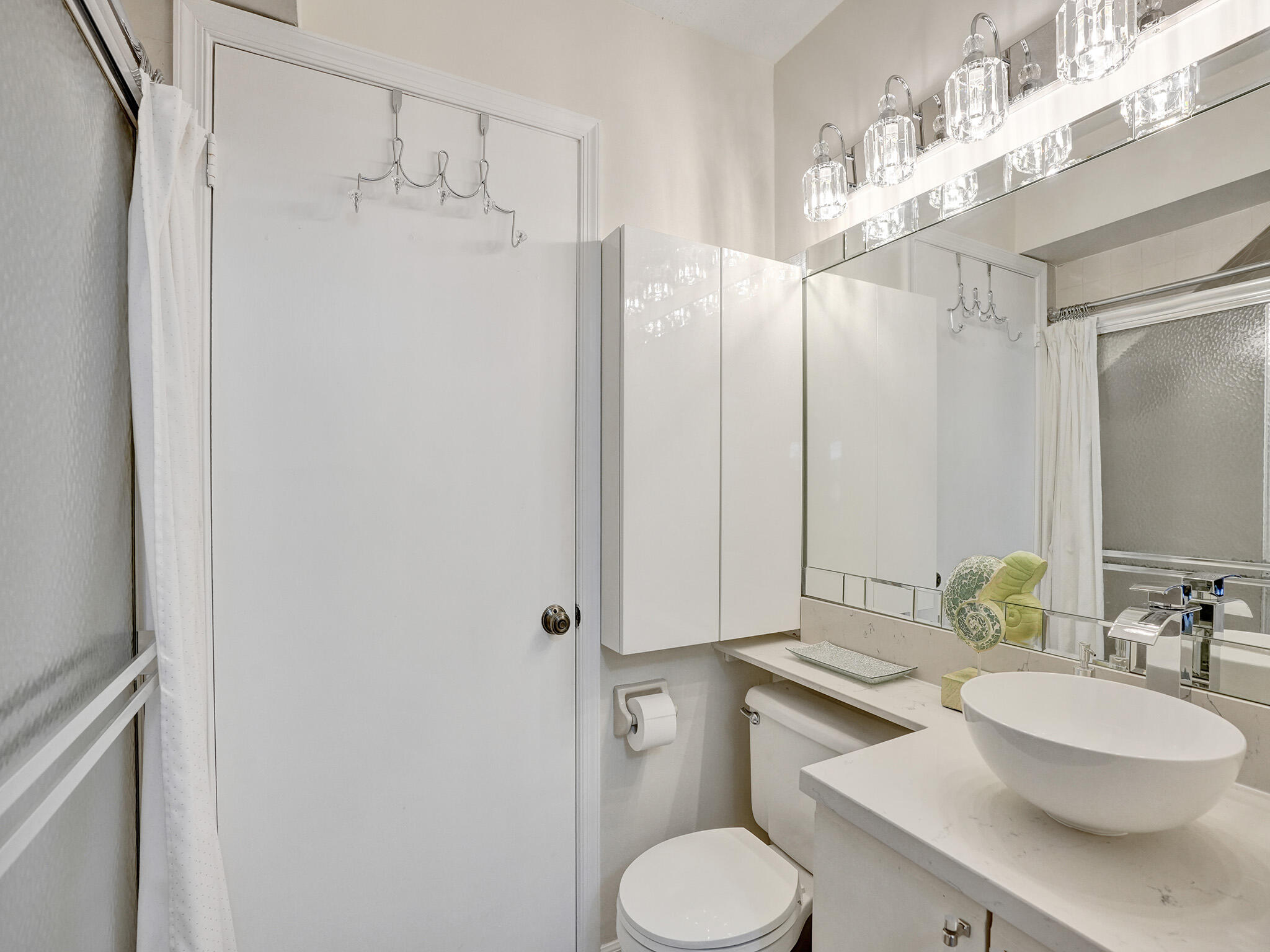 313 Maplecrest Circle Jupiter, FL 33458 - Photo 14 of 30 Main Floor Bathroom