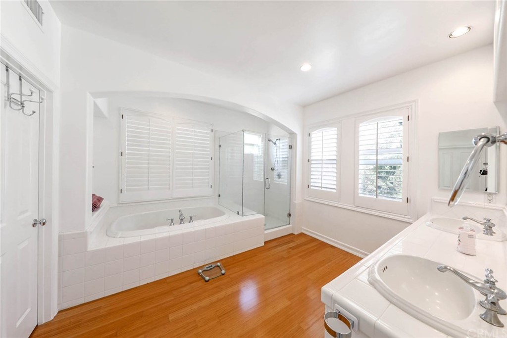 39 Whitehall Newport Beach, CA 92660 - Photo 18 of 35 a bathroom with a sink and a bathtub