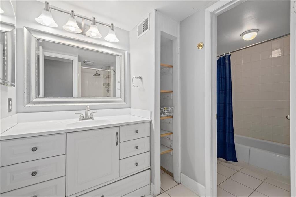 2034 Swallow Hill Road, Unit 204 Pittsburgh, PA 15220 - Photo 19 of 23 Full Bathroom