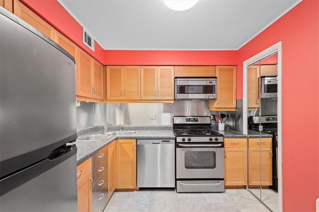 2034 Swallow Hill Road, Unit 204 Pittsburgh, PA 15220 - Photo 9 of 23 Gallery Image 9