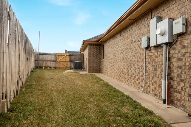 a view of a house with backyard