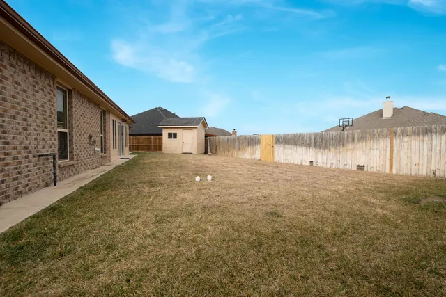 a view of a backyard