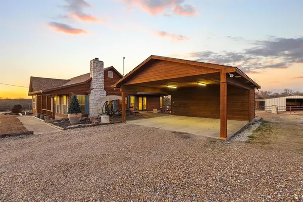 a view of a house with backyard