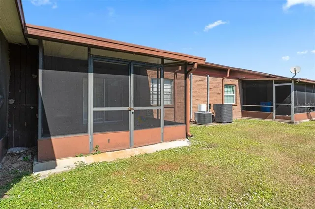 a view of a backyard