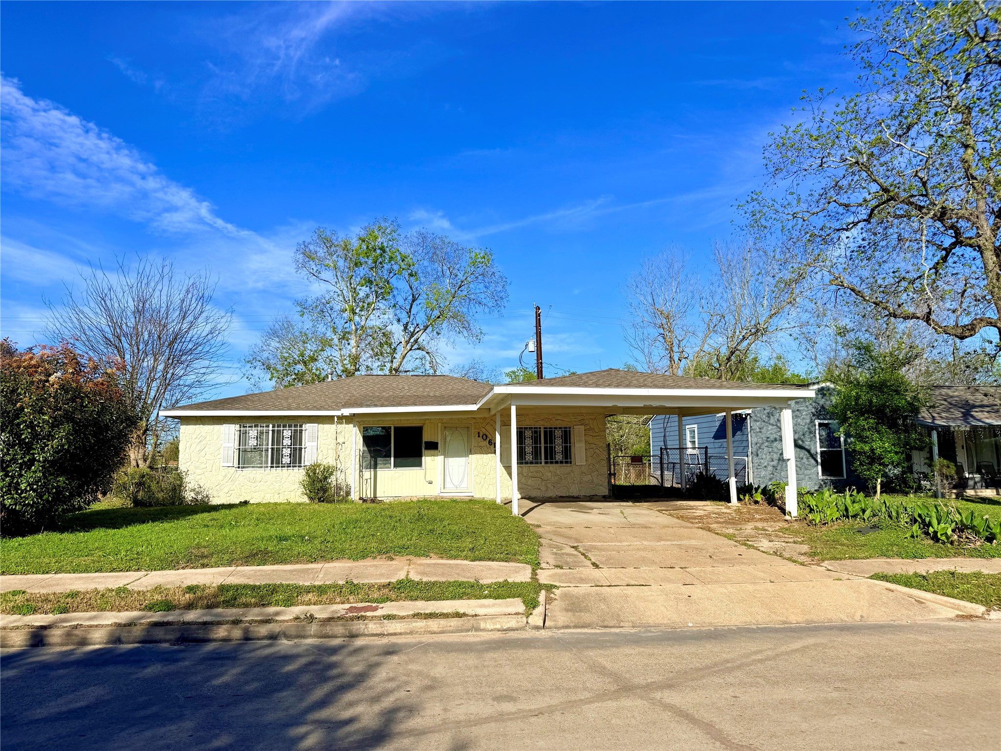 10618 Leitrim Way Houston, TX 77047 - Photo 1 of 13 a front view of a house with a yard